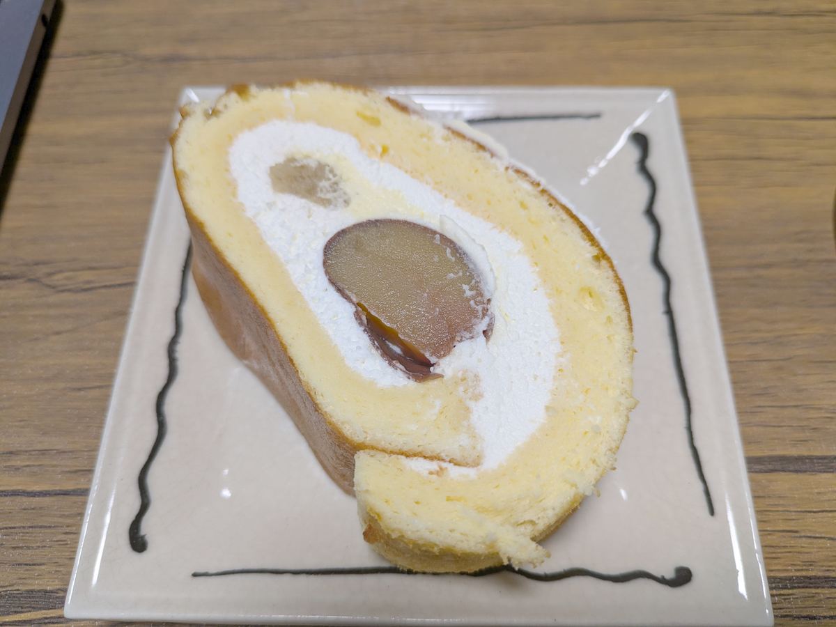 栗とクリームがのぞく和栗ロールの断面